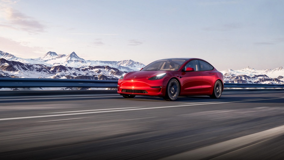 Tesla Model 3 vermelho - vista frontal