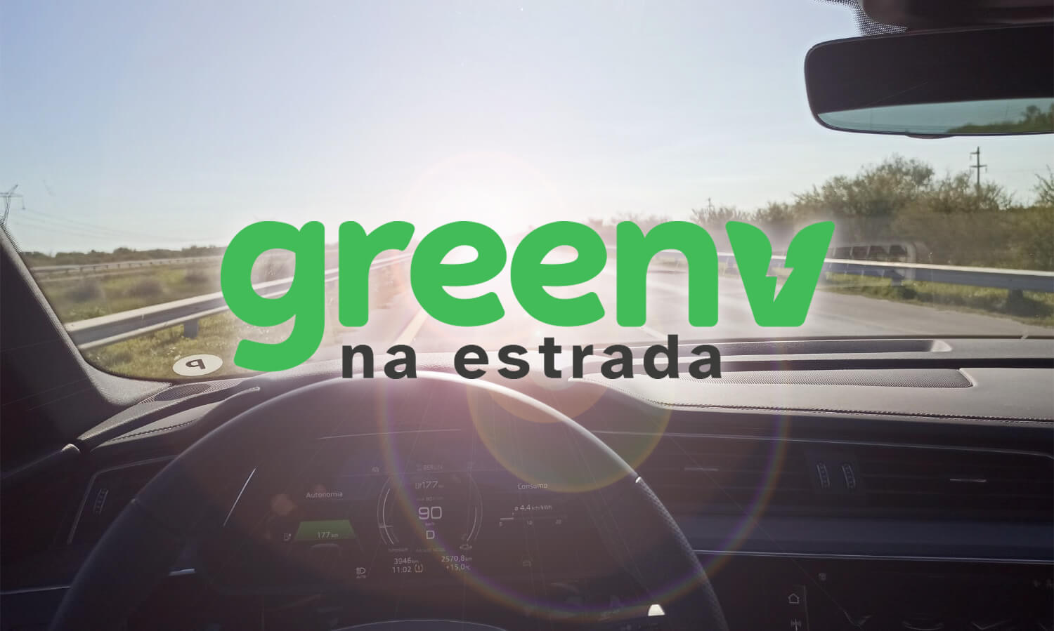 Fotografia colorida mostra a estrada, a partir da visão do interior de um carro. No centro da imagem temos os dizeres "GreenV na Estrada".