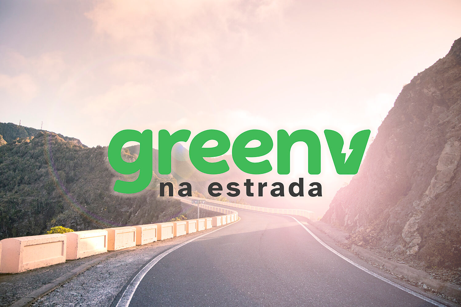 Fotografia colorida mostra uma estrada e no centro da imagem temos os dizeres “GreenV na Estrada”.