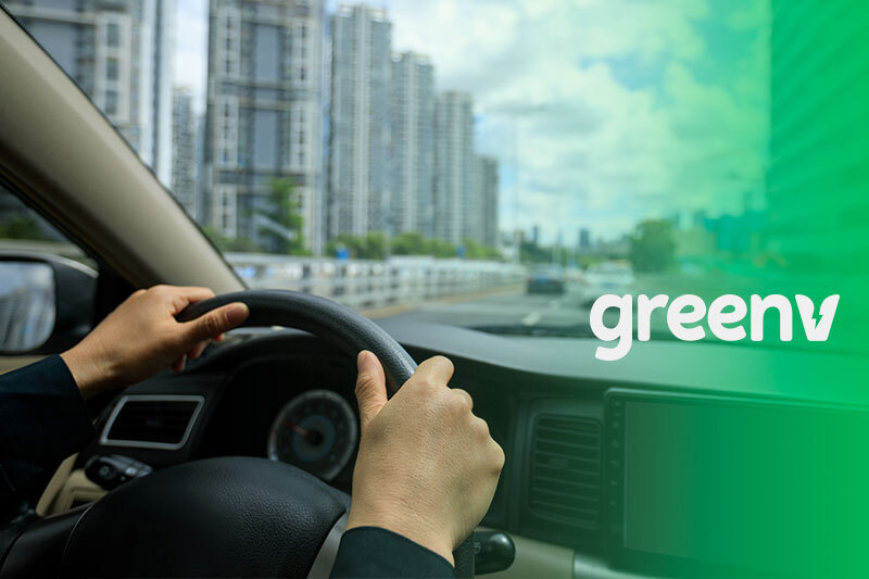 Imagem mostrando uma pessoa dirigindo um carro dentro da cidade, artigo explicando a autonomia dos carros elétricos