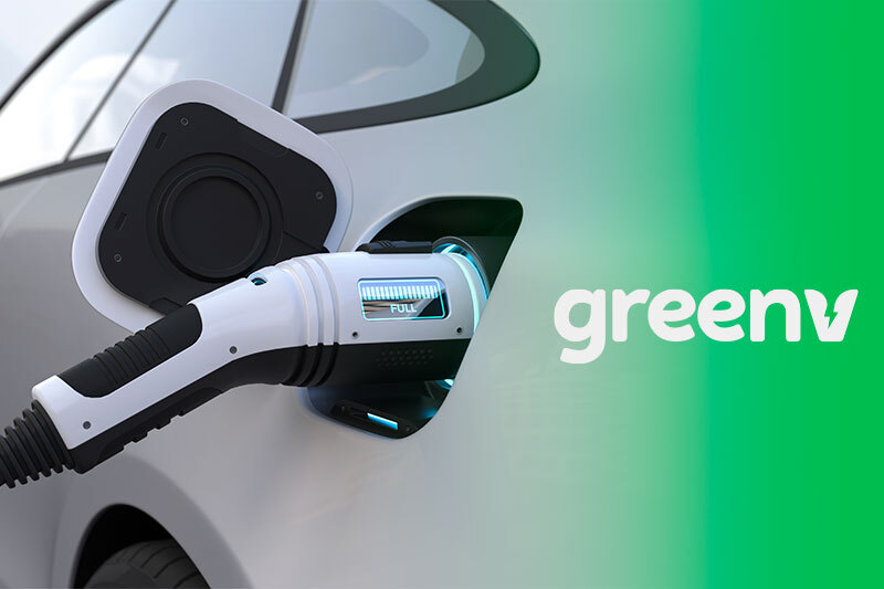 Carregador recarregando um carro elétrico com o logo da GreenV
