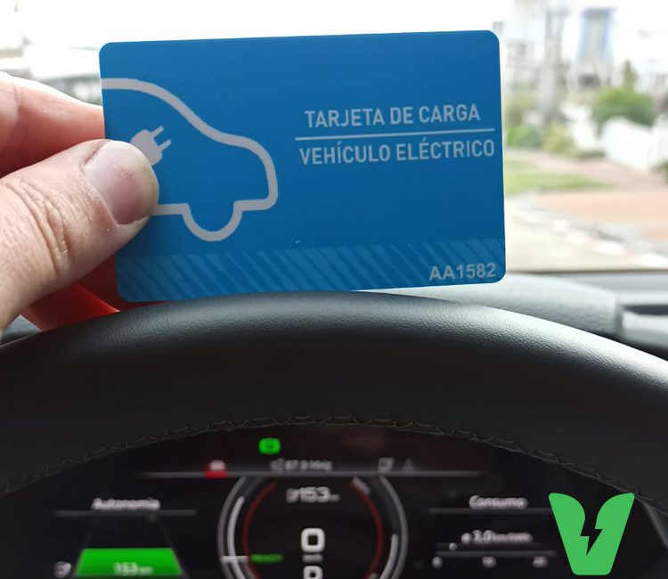 Fotografia colorida mostra uma mão segurando a tarjeta de carga uruguaia.